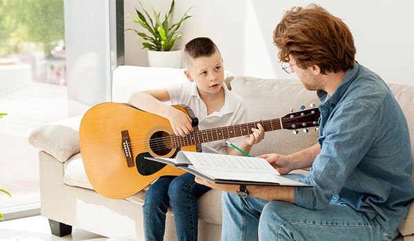 Profesor enseñando a un niño