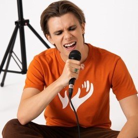 Chico cantando
