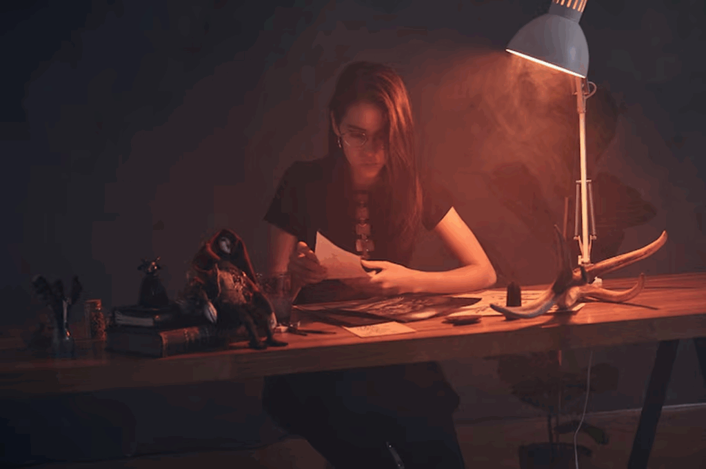 un mujer joven sentada junto a un escritorio