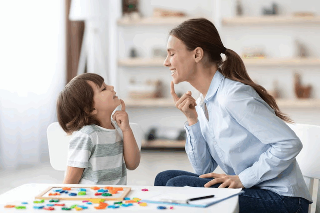 Profesora enseñando a niño como comunicarse