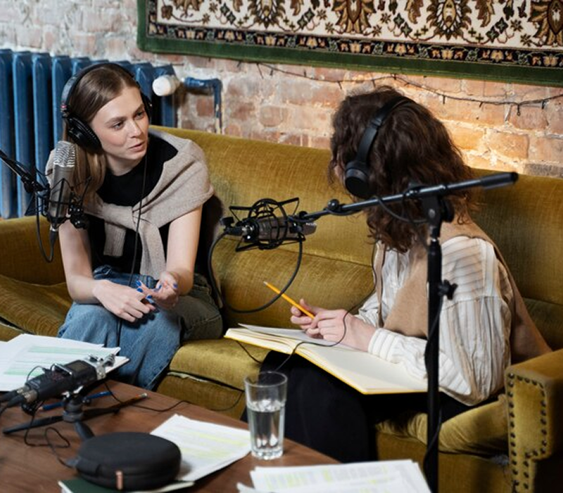 Tipo de monologos Dos mujeres hablando haciendo un podcast