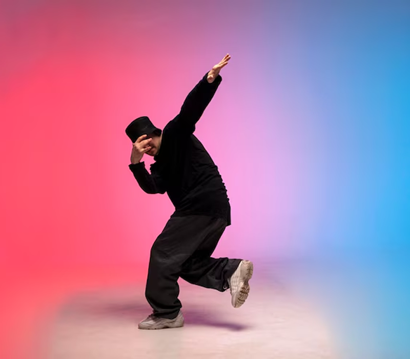 Al estilo Hip Hop Hombre de negro bailando